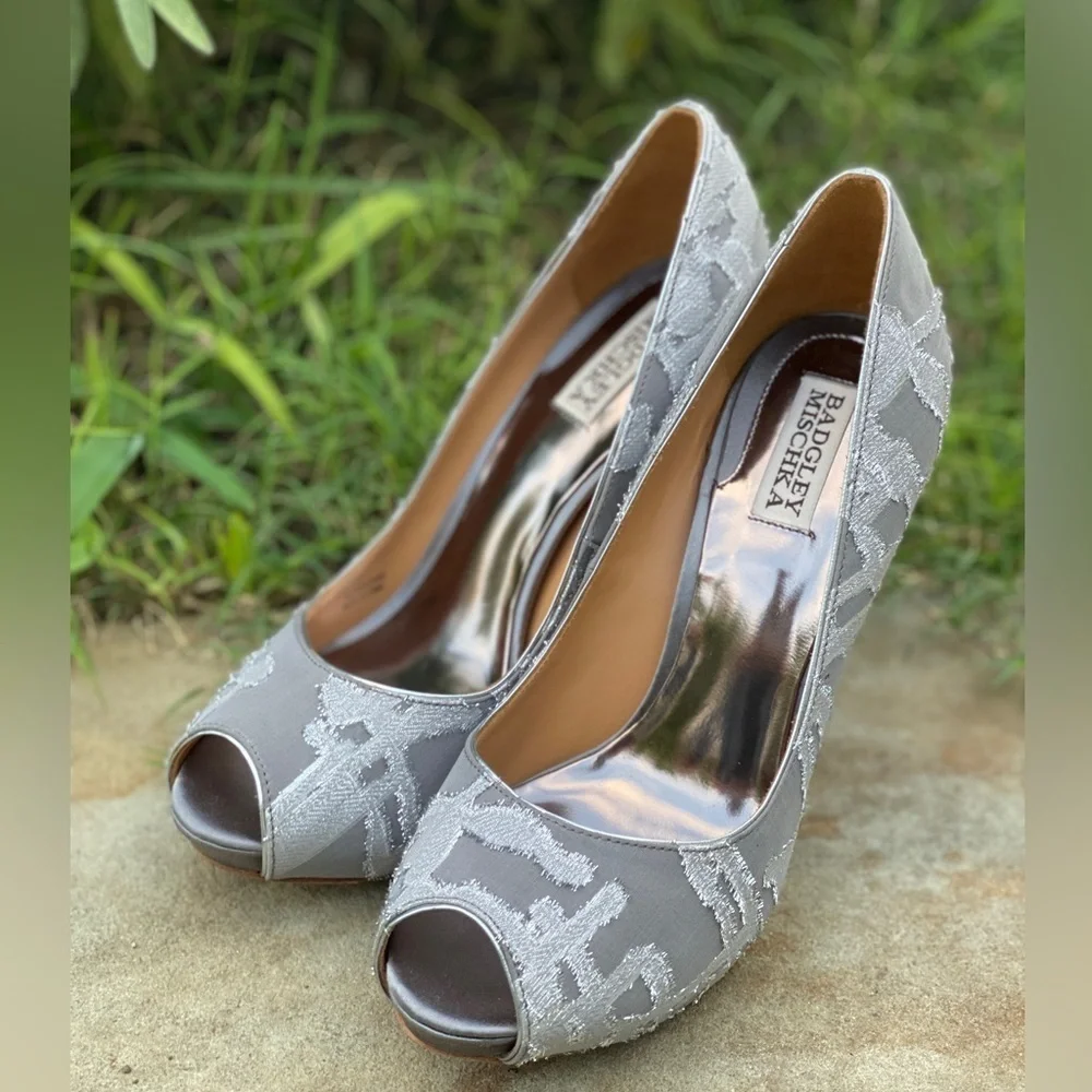 Badgley Mischka stiletto heels silver textile metallic 5” formal peep toe